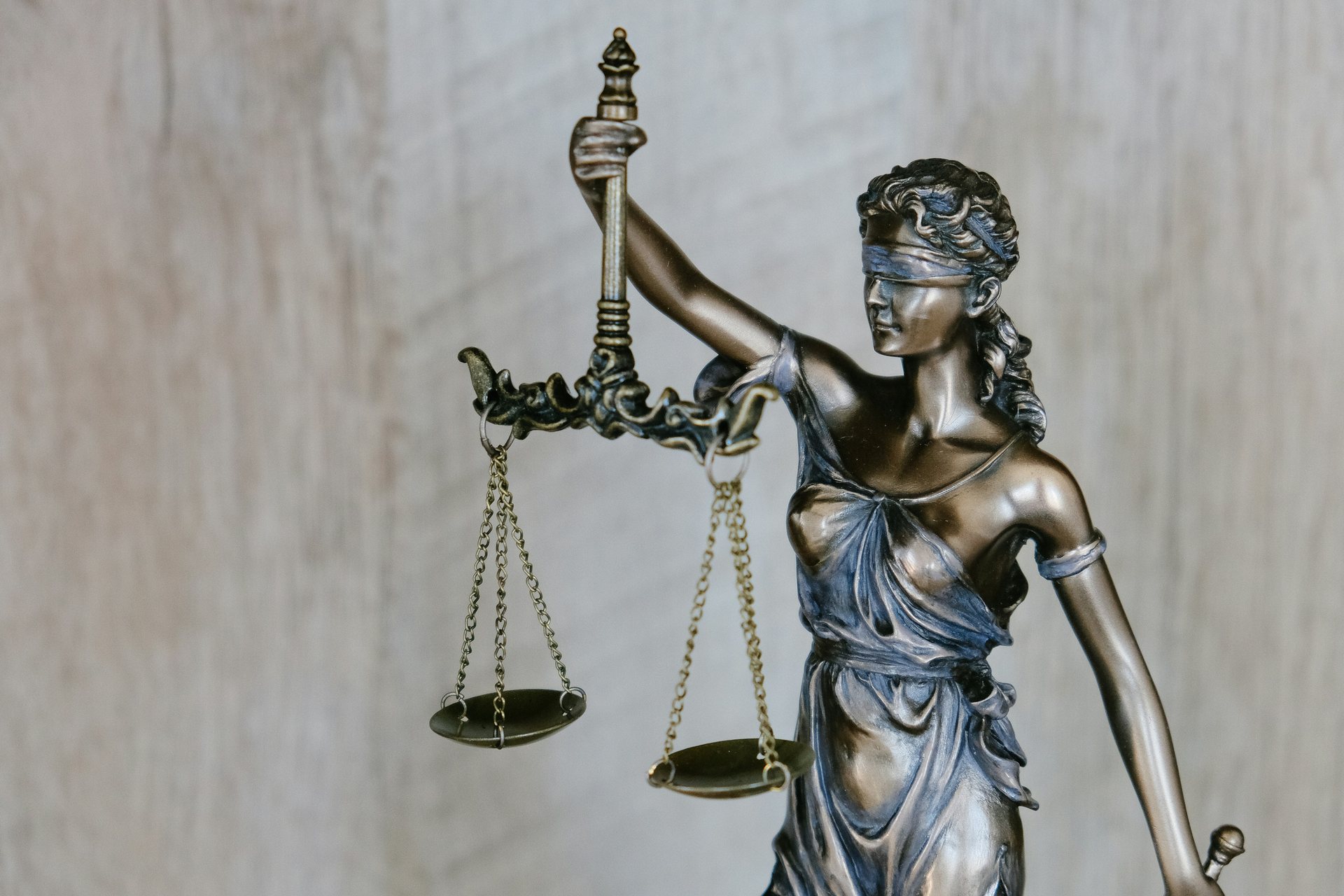 Estátua da justiça representando direito cível