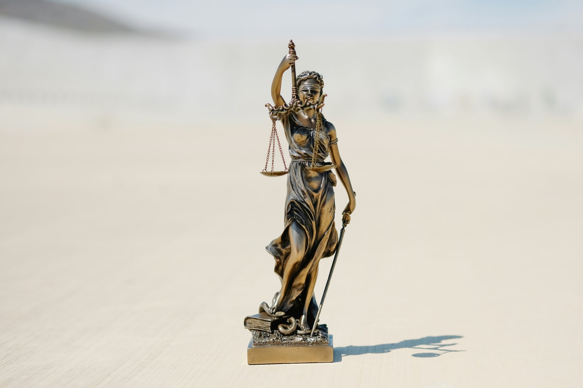 Estátua da justiça em ambiente institucional